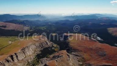 从科罗拉多埃文斯山山顶拍摄的雾蒙蒙的山谷、森林和贝特拉克湖的空中全景